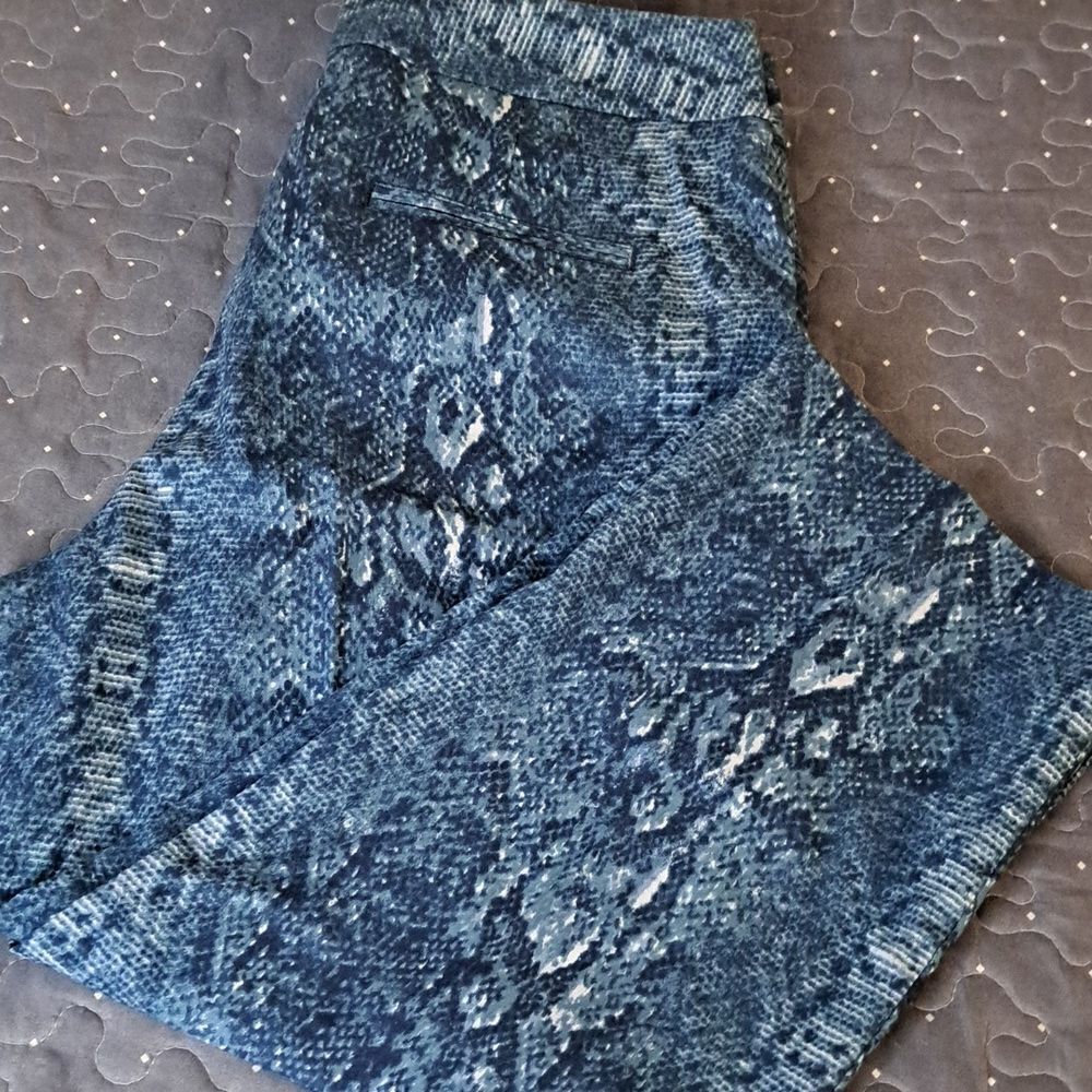 Larry Levine blue snake print capri pants size 10
